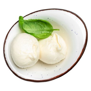 Seramik kasede yeşil fesleğen yaprağıyla servis edilen taze mozzarella peynir toplarının üst görüntüsü, İtalyan yemeği ve süt ürünleri kavramları için beyaz arka planda izole edilmiş.