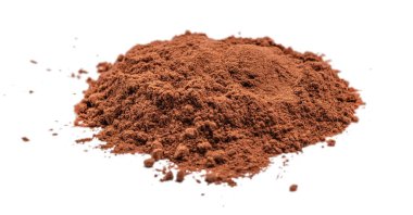 Beyaz zemin üzerinde izole edilmiş kakao tozu yığınının yakın çekim görüntüsü, pişirme malzemeleri, çikolata ürünleri, ambalaj tasarımı, gıda kavramları ve kopyalama alanı kullanımı için ideal.