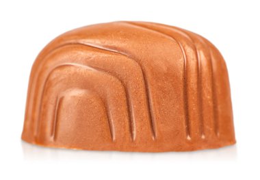 Beyaz arka planda izole edilmiş çikolatalı pralin şekeri, tatlı tatlısı yakın planda..