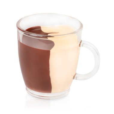 Beyaz arka planda izole edilmiş şeffaf cam bardakta koyu ve beyaz çikolata katmanlı iki ton çikolata. Kremalı tatlı konsepti gıda tasarımı, ambalajlama, reklam, markalaşma, tatlılar, fırın ve çikolata ürünleri için uygundur..