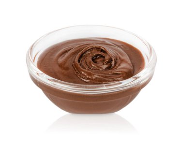 Beyaz arka planda izole edilmiş şeffaf cam kasede servis edilen yumuşak kremalı çikolata. Lezzetli kakao tatlı ideal fırın, şekerleme, pasta dolgu, çikolata tarifleri, gıda ambalajlama, reklam