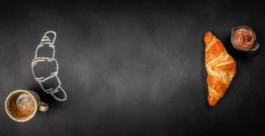 Kahve fincanlı kruvasan, çikolata serpiştirilmiş kruvasan ve geniş kopya alanı olan siyah arkaplan üzerine tebeşir kruvasanı çizimi.