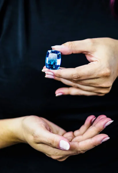 Elegante Frauenhände Halten Einen Großen Tiefblauen Topas Stein — Stockfoto