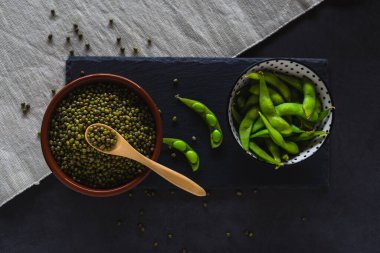 İçinde fasulye ve edamame kapsülleri olan kaseler. Yeşil soya fasulyesi ve sağlıklı baklagiller.