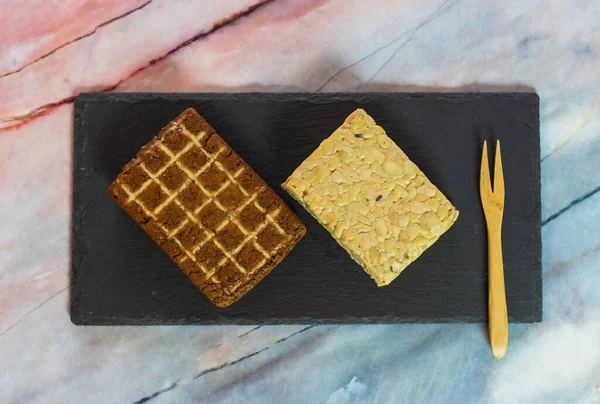 Två Bitar Sojaprodukter Rökt Tofu Och Tempeh Friska Proteinlivsmedel Skifferskiva Stockfoto