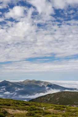Güneşli bir günde dağdan gelen güzel bulut denizi. Sierra de Guadarrama, Madrid 'de alçak bulutlar.