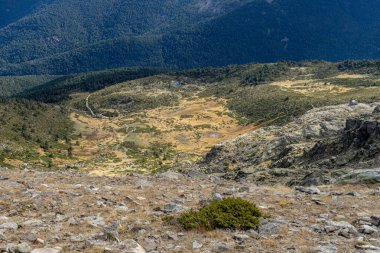 Dağlar arasındaki sonbahar boyunca kuru bir buzul gölü manzarası. Penalara 'nın büyük gölü, Sierra de Madrid