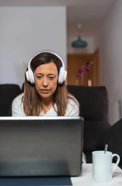 Young Woman Using Her Laptop Wireless Headphones Sofa Home — Stock Photo, Image