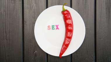 Koyu bir arka planda kırmızı, acı, sulu biber.