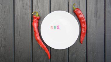 Koyu bir arka planda kırmızı, acı, sulu biber.