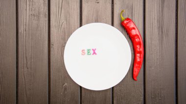 Koyu bir arka planda kırmızı, acı, sulu biber.