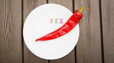 Koyu bir arka planda kırmızı, acı, sulu biber.