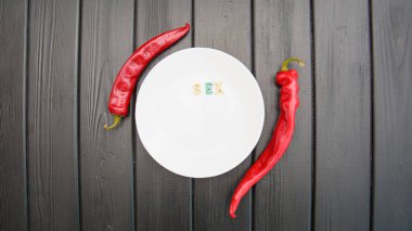 Koyu bir arka planda kırmızı, acı, sulu biber.