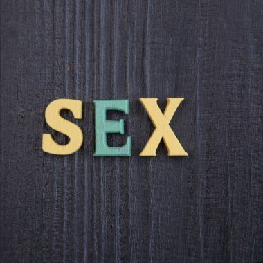 SEX sözcükleri koyu arkaplanda çok renkli harflerle yazıldı