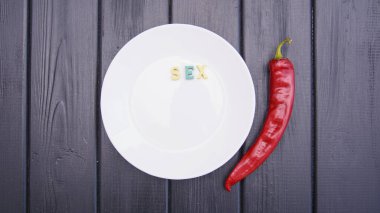 Koyu bir arka planda kırmızı, acı, sulu biber.