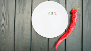 Koyu bir arka planda kırmızı, acı, sulu biber.