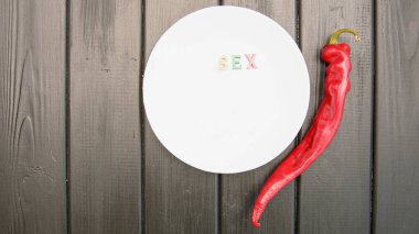 Koyu bir arka planda kırmızı, acı, sulu biber.