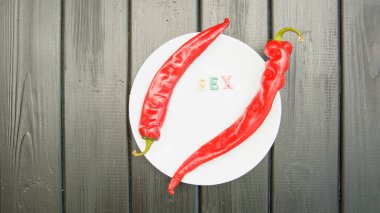 Koyu bir arka planda kırmızı, acı, sulu biber.