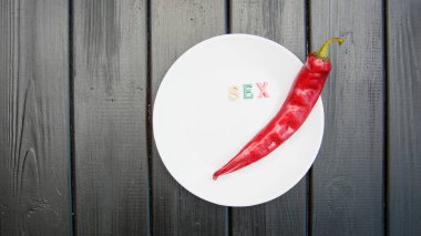 Koyu bir arka planda kırmızı, acı, sulu biber.