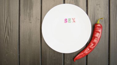 Koyu bir arka planda kırmızı, acı, sulu biber.