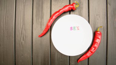 Koyu bir arka planda kırmızı, acı, sulu biber.