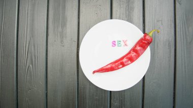 Koyu bir arka planda kırmızı, acı, sulu biber.