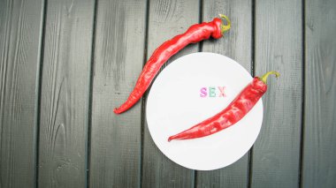 Koyu bir arka planda kırmızı, acı, sulu biber.