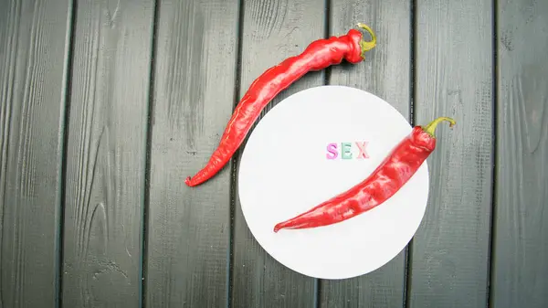 Koyu bir arka planda kırmızı, acı, sulu biber.