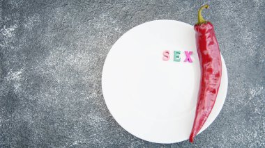 Koyu arkaplanda kırmızı, acı, sulu, lezzetli biberler.