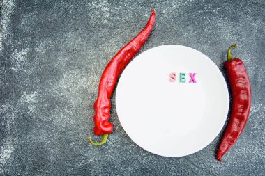 Koyu arkaplanda kırmızı, acı, sulu, lezzetli biberler.