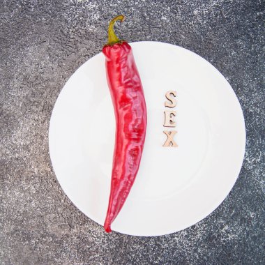 Koyu arkaplanda kırmızı, acı, sulu, lezzetli biberler.