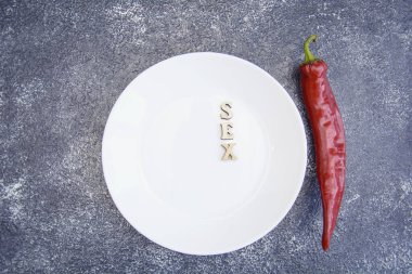 Koyu arkaplanda kırmızı, acı, sulu, lezzetli biberler.