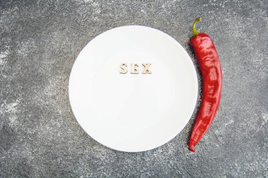 Koyu arkaplanda kırmızı, acı, sulu, lezzetli biberler.