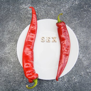 Koyu arkaplanda kırmızı, acı, sulu, lezzetli biberler.