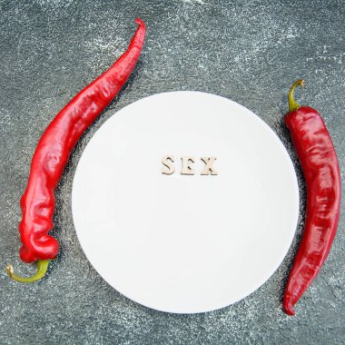 Koyu arkaplanda kırmızı, acı, sulu, lezzetli biberler.