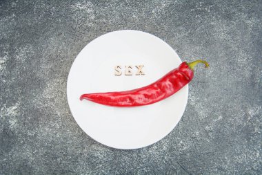 Koyu arkaplanda kırmızı, acı, sulu, lezzetli biberler.