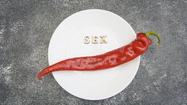 Koyu arkaplanda kırmızı, acı, sulu, lezzetli biberler.