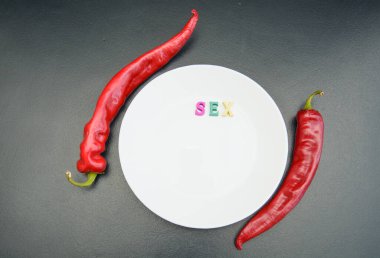 Koyu arkaplanda kırmızı, acı, sulu, lezzetli biberler.