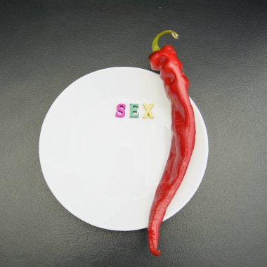 Koyu arkaplanda kırmızı, acı, sulu, lezzetli biberler.