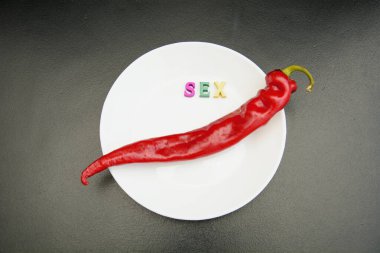 Koyu arkaplanda kırmızı, acı, sulu, lezzetli biberler.