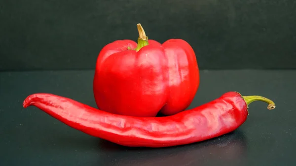 Rojo Pimientos Sabrosos Jugosos Dulces Sobre Fondo Oscuro — Foto de Stock