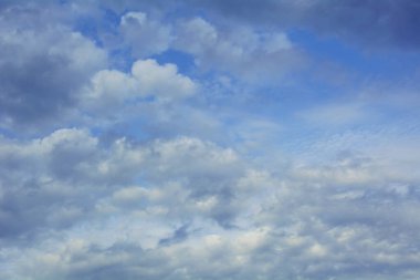 Sulu mavi bulutlarıyla güzel, havadar bir gökyüzü.