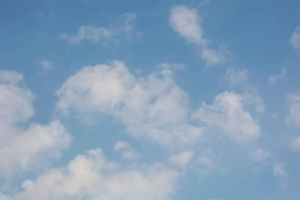 Bel Cielo Arioso Con Succose Giovani Nuvole Blu — Foto Stock