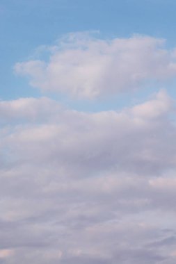 Sulu mavi bulutlarıyla güzel, havadar bir gökyüzü.