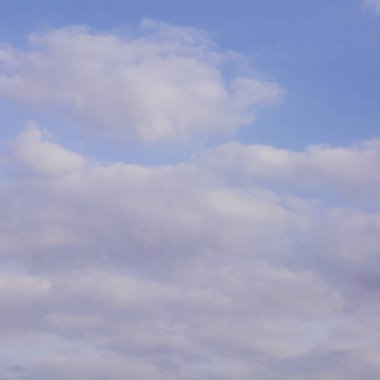 Sulu mavi bulutlarıyla güzel, havadar bir gökyüzü.