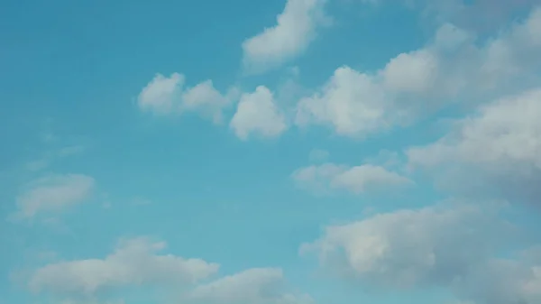 Céu Arejado Bonito Com Suculentas Nuvens Azuis Jovens — Fotografia de Stock