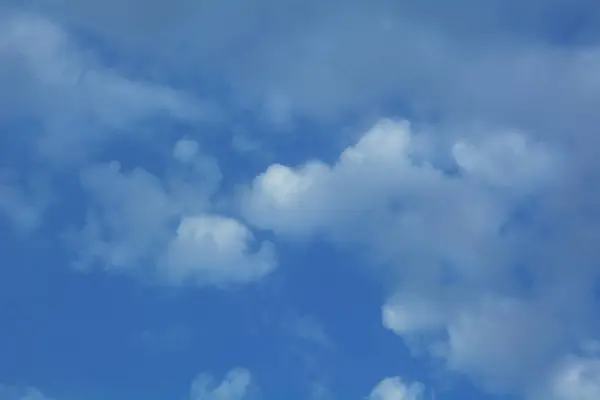 Sulu Mavi Bulutlarıyla Güzel Havadar Bir Gökyüzü — Stok fotoğraf