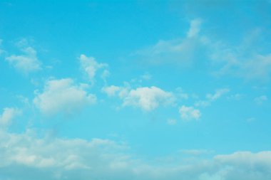 Sulu mavi bulutlarıyla güzel, havadar bir gökyüzü.