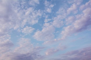 Sulu mavi bulutlarıyla güzel, havadar bir gökyüzü.