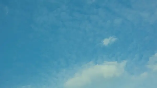 Schöner Luftiger Himmel Mit Saftigen Jungen Blauen Wolken — Stockfoto